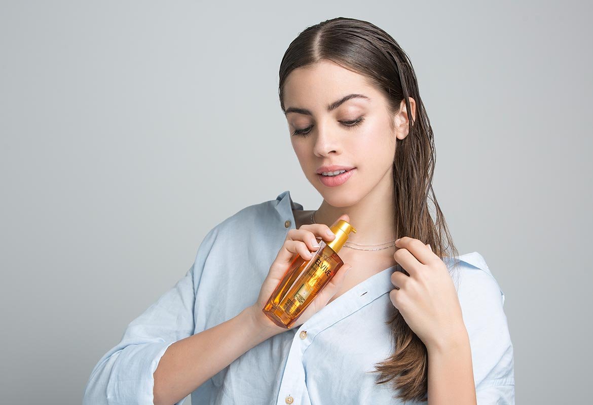 Puedes usar el aceite para el pelo de Elvive de L'Oréal Paris antes de la ducha, después o en seco. ¡Tiene 1001 usos!
